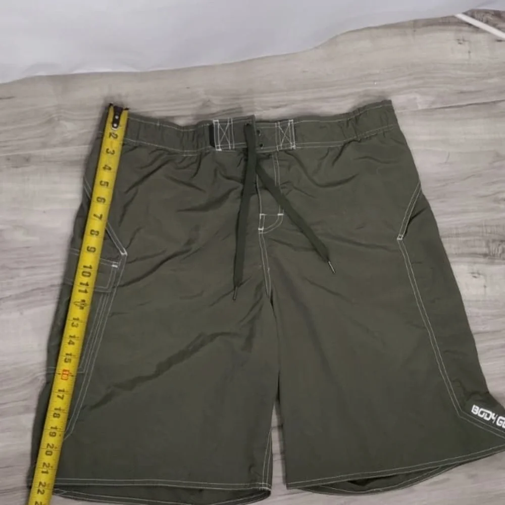 Body glove Olive Green Cargo Shorts size L pre owned good condition